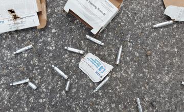 FOTO: Poplach neďaleko Prievidze. Na ceste sa váľala debnička s rozsypaným podozrivým obsahom