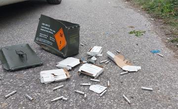 FOTO: Poplach neďaleko Prievidze. Na ceste sa váľala debnička s rozsypaným podozrivým obsahom