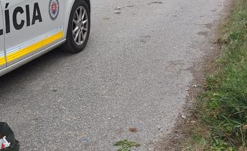 FOTO: Poplach neďaleko Prievidze. Na ceste sa váľala debnička s rozsypaným podozrivým obsahom