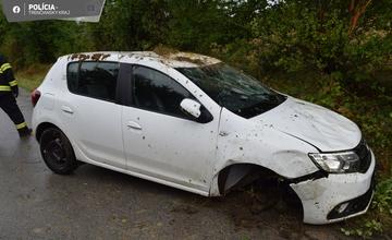 FOTO: Auto pri Novom Meste nad Váhom skončilo na streche