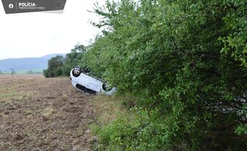 FOTO: Auto pri Novom Meste nad Váhom skončilo na streche