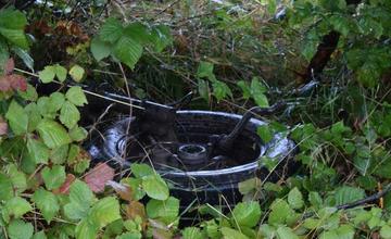 FOTO: Auto pri Novom Meste nad Váhom skončilo na streche