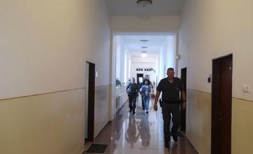 FOTO: Transvestita Kim opäť na súde vyvádzal. Žiadal prepustenie na kauciu