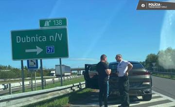 FOTO: Z oslavy rovno za volant a na diaľnicu. Pozornému oku dopravných policajtov však podgurážený vodič neunikol