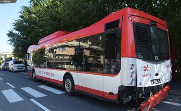 FOTO: Vodič v Trenčíne narazil do autobusu MHD