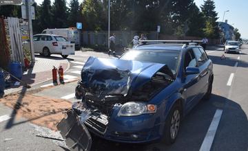 FOTO: Vodič v Trenčíne narazil do autobusu MHD