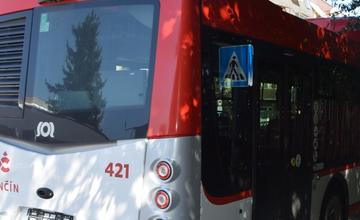 FOTO: Vodič v Trenčíne narazil do autobusu MHD