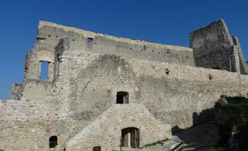 FOTO: Hrad Beckov vstáva z popola. Takýto výhľad návštevník zažije po prvýkrát
