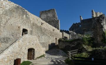 FOTO: Hrad Beckov vstáva z popola. Takýto výhľad návštevník zažije po prvýkrát