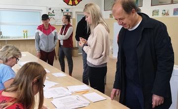 FOTO: K volebnej urne prišiel aj primátor Trenčína Richard Rybníček