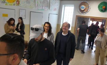 FOTO: K volebnej urne prišiel aj primátor Trenčína Richard Rybníček