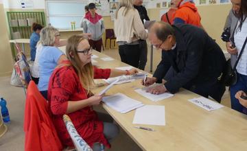 FOTO: K volebnej urne prišiel aj primátor Trenčína Richard Rybníček