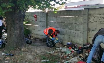 FOTO: V Trenčíne si povedali dosť! Neporiadok z parku musel zmiznúť