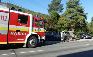 FOTO: Slovenskí aj českí hasiči bojovali s horiacim elektromobilom. Priznali, že to nie je ľahké