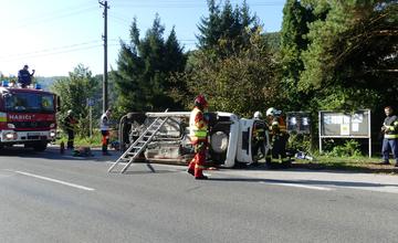 FOTO: Slovenskí aj českí hasiči bojovali s horiacim elektromobilom. Priznali, že to nie je ľahké