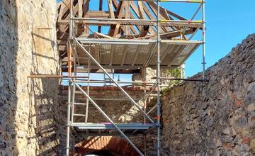 FOTO: Na Trenčianskom hrade sa maká. Rekonštrukciou za takmer 50 tisíc eur prechádza aj Veterná brána