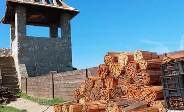 FOTO: Na Trenčianskom hrade sa maká. Rekonštrukciou za takmer 50 tisíc eur prechádza aj Veterná brána