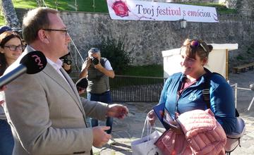 FOTO: S jubilejnými návštevníkmi na Trenčianskom hrade sa roztrhlo vrece