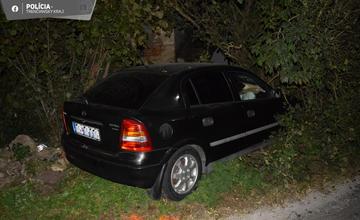 FOTO: Polícia našla pri Brezovej pod Bradlom auto zaparkované v kríkoch