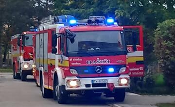 FOTO: Školu v Trenčíne evakuovali. Išlo o previerkové cvičenie trenčianskych hasičov