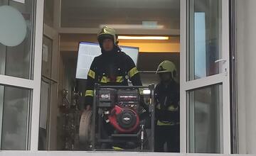FOTO: Školu v Trenčíne evakuovali. Išlo o previerkové cvičenie trenčianskych hasičov