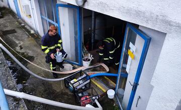FOTO: Poplach v základnej škole. Dobrovoľní aj profesionálni hasiči tentokrát ale nebojovali s plameňmi