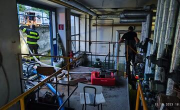 FOTO: Poplach v základnej škole. Dobrovoľní aj profesionálni hasiči tentokrát ale nebojovali s plameňmi