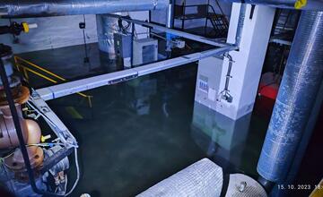 FOTO: Poplach v základnej škole. Dobrovoľní aj profesionálni hasiči tentokrát ale nebojovali s plameňmi