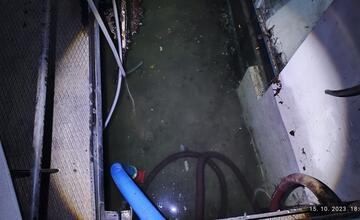 FOTO: Poplach v základnej škole. Dobrovoľní aj profesionálni hasiči tentokrát ale nebojovali s plameňmi