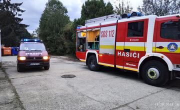 FOTO: Poplach v základnej škole. Dobrovoľní aj profesionálni hasiči tentokrát ale nebojovali s plameňmi