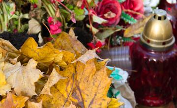 FOTO: Trenčianske cintoríny sú otvorené dlhšie. Mesto apeluje na ich návštevníkov, aby mysleli ekologicky