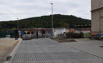 FOTO: V Partizánskom budujú nové parkovacie miesta