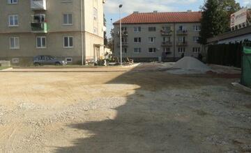 FOTO: V Partizánskom budujú nové parkovacie miesta