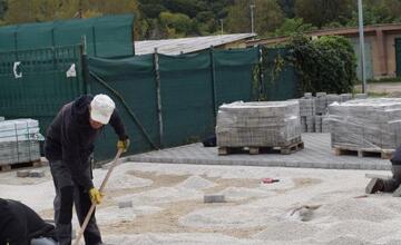 FOTO: V Partizánskom budujú nové parkovacie miesta