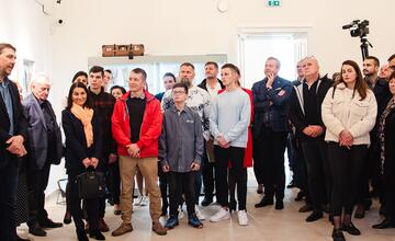 FOTO: V kaštieli pri Ilave otvárali výstavu Ruky svetla