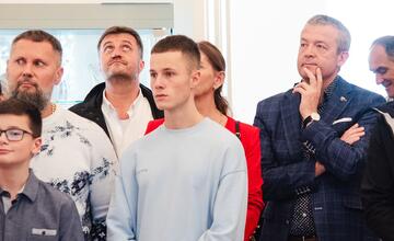 FOTO: V kaštieli pri Ilave otvárali výstavu Ruky svetla