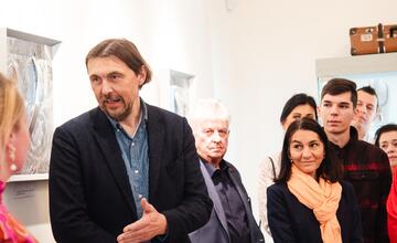 FOTO: V kaštieli pri Ilave otvárali výstavu Ruky svetla