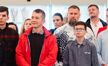 FOTO: V kaštieli pri Ilave otvárali výstavu Ruky svetla