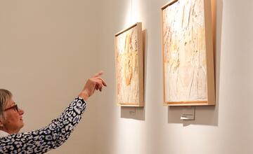 FOTO: V kaštieli pri Ilave otvárali výstavu Ruky svetla