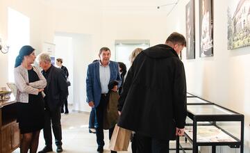 FOTO: V kaštieli pri Ilave otvárali výstavu Ruky svetla