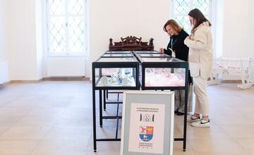 FOTO: V kaštieli pri Ilave otvárali výstavu Ruky svetla