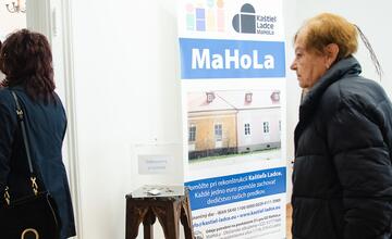 FOTO: V kaštieli pri Ilave otvárali výstavu Ruky svetla