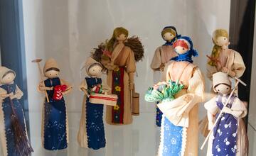 FOTO: V kaštieli pri Ilave otvárali výstavu Ruky svetla