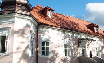 FOTO: V kaštieli pri Ilave otvárali výstavu Ruky svetla