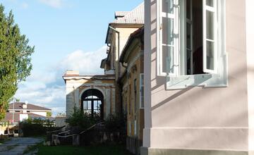 FOTO: V kaštieli pri Ilave otvárali výstavu Ruky svetla