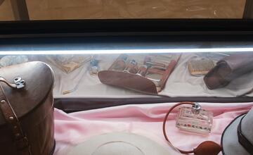 FOTO: V kaštieli pri Ilave otvárali výstavu Ruky svetla