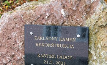 FOTO: V kaštieli pri Ilave otvárali výstavu Ruky svetla