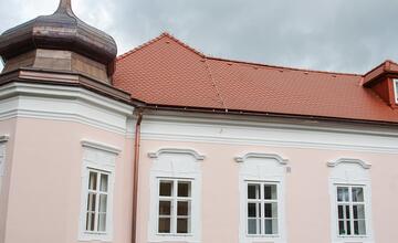 FOTO: V kaštieli pri Ilave otvárali výstavu Ruky svetla