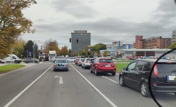 FOTO: V Partizánskom sa tvoria kolóny. Polícia upozorňuje vodičov, aby použili obchádzkové trasy