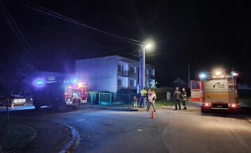 FOTO: Poplach v hornonitrianskej obci. Z bytovky unikal plyn, museli ju evakuovať
